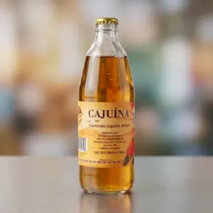 Garrafa de Cajuína Sabores do Nordeste 480ml sobre balcão, com prateleiras desfocadas ao fundo, Armazém Nordestino